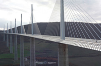 Viaducto de Millau. Francia. Viaducto de Millau sobre el río Tarn, de 343 metros de altura. Francia.