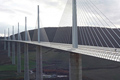 Viaducto de Millau sobre el río Tarn, de 343 metros de altura. Francia.