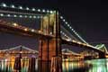 Vista nocturna del conocido Puente de Brooklyn. Nueva York. Estados Unidos.