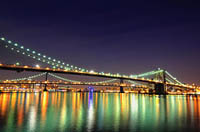 Puentes de Nueva York. Vista nocturna desde el East River de los puentes de Brooklyn, Manhattan y Williamsburg. Nueva York, Estados Unidos.