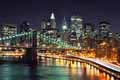 Vista nocturna del puente de Brooklyn y, al fondo, edificios de Lower Manhattan. Nueva York, Estados Unidos.