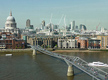 Puente del Milenio en Londres. Al fondo se aprecia la Catedral de San Pablo.