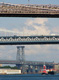 Vista inferior de varios puentes en Manhattan, Nueva York.