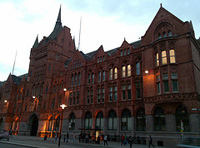 Edifico de tres plantas con un cuerpo central de cuatro de estilo victoriano perteneciente a la aseguradora Prudential Insurance, en el barrio de Holborn, Londres.