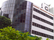 Edificio de cinco plantas de la aseguradora Cosmic Insurance en Singapur. En la parte superior está el logotipo y nombre de la compañía.