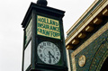 Fachada y pequaña torre con reloj del edificio de la aseguradora Holland Crawford Insurance en Minden, Louisiana, Estados Unidos.