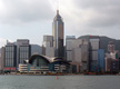 Vista panorámica del centro de Convenciones de Hong Kong cdesde su bahía on numerosos rascacielos al fondo.