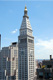 Vista lateral edificio de estilo art-decó de la aseguradora  Metropolitan Life Insurance tomada desde edificio colindante en Nueva York. Se aprecia el cierre piramidal superior rematado por una cúpula circular, así como  el gran reloj de la fachada.