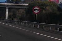 Señal de tráfico. Señal blanca con borde rojo, de limitación de velocidad a 120 kilómetros a la hora en una autovía.