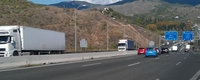 Camiones y turismos circulando por autovía en ambos sentidos.