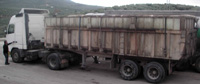 Terrestre. Conductor subiéndose a un camión con semirremolque de dos ejes.