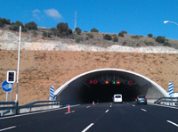 Túnel en una autovía con luces verdes que indican que el paso está permitido.