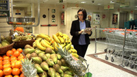 Julia1. Julia comprobando una mercancía de frutas.