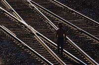 Trabajador caminando por un vial ferroviario.