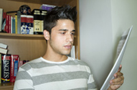 Antonio. Antonio leyendo una documentación.