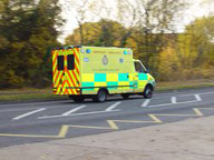 Ambulancia. Ambulancia en carretera.