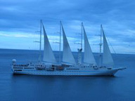 Barco navegando al atardecer en Croacia.