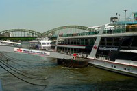 Transporte fluvial por el Rhin, Alemania.