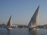 Falucas  navegando en el río Nilo, Egipto.