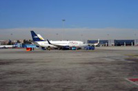 Avión que acaba de aterrizar ene el aeropuerto de  Barajas.