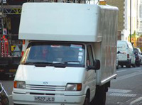 Camioneta  blanca circulando.