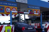 Peaje. Peaje de una autopista con un vehículo parado.