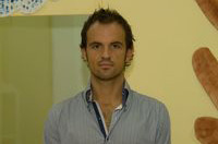 Alberto Pérez. Hombre joven con camisa gris.