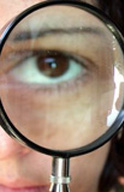 Ojo con lupa. Observando un ojo a través de una lupa.