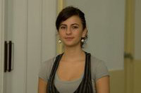 Ana García. Ana García con el pelo recogido vestida con una camiseta gris.