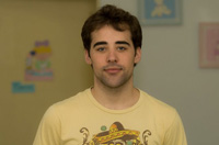 Ahmned Rasyanni. Chico joven moreno con camiseta amarilla.