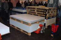 Pales transportados con una carretilla dentro de un almacén.