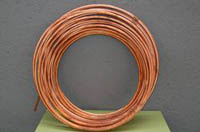 Rollo de cable de color naranja.