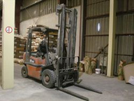 Elevador. Máquina elevadora para transportar pales de productos.
