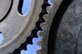 Aparecen dos piezas circulares dentadas engranadas.