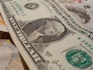 Billete de un dólar USA visto de lado.