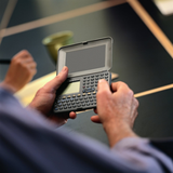 Calculando. Una mano pulsa las teclas de una calculadora electrónica.