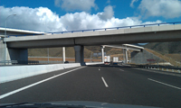 Redes Principales. Aparece una autovía desde la perspectiva del conductor bajo un cielo azul con nubes blancas 2.