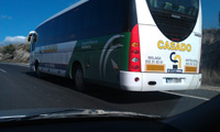 Derechos. Autobús de línea circula por una autovía.