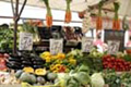 Mercancías. Imagen en la que se observa un puesto lleno de diferentes frutas.