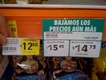 Precios identificativos en una estantería.