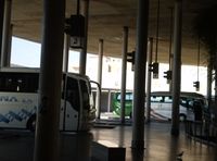 Estacionamiento de dos autobuses en una estación.