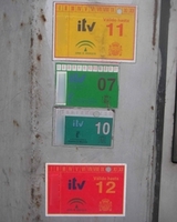 Amortización de vehículos. Pegatinas de la ITV de colores verde, amarillo y roja.