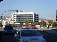 Taxi y otros vehículos circulando por una ciudad.