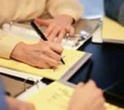 Elementos de los planes. Dos personas escribiendo sobre unos documentos.