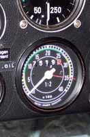 Horarios. Tacómetro y totalizador de horas del motor.