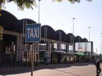 Parte delantera de una estación de ferrocarril con la señal de parada de Taxi.