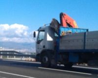 Camión rígido circulando por autovía.