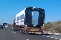 Vehículo transportando mercancías de dimensiones especiales por la autovía.