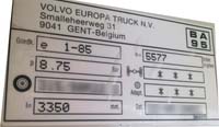 Placa limitador de velocidad. Placa de metal blanca con indicaciones sobre velocidad.