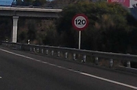 Limitación velocidad. Imagen de una señal de velocidad máxima.